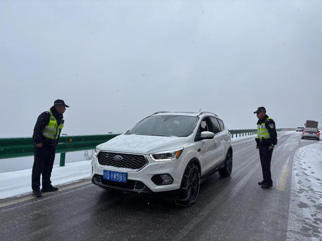 元旦追雪遇“雪囧”？交警变身“防滑链安装师”