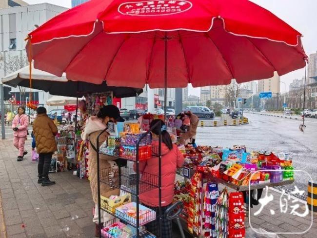 女孩鞠躬视频被人民日报转载 温暖举动获赞无数