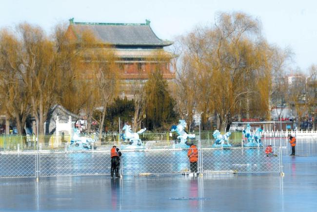 什刹海冰场开始搭建 迎接冬季乐趣
