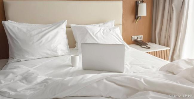 酒店的床上为什么要放四个枕头？90%的人都不知道，原来真相是这样！