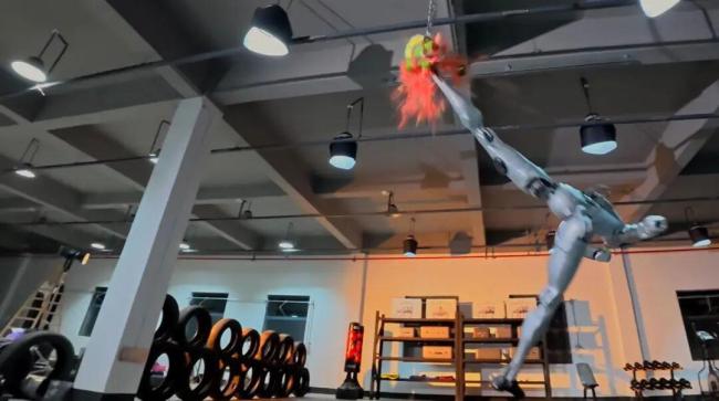 宇树发布人形机器人H2日常训练视频 展现飞踢空翻等动作