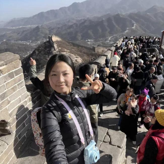 游客在长城上齐诵《清平乐·六盘山》 少年意气叩问山河