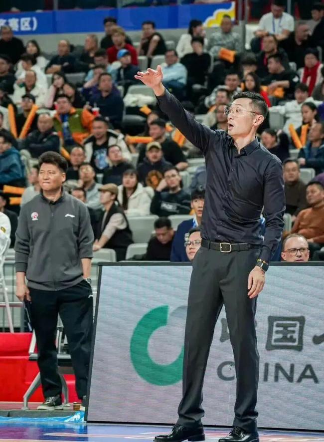 又一名帅下课!第五外援空降辽篮!球风克制北上广,杨鸣赌把大的 新疆换帅风波再起