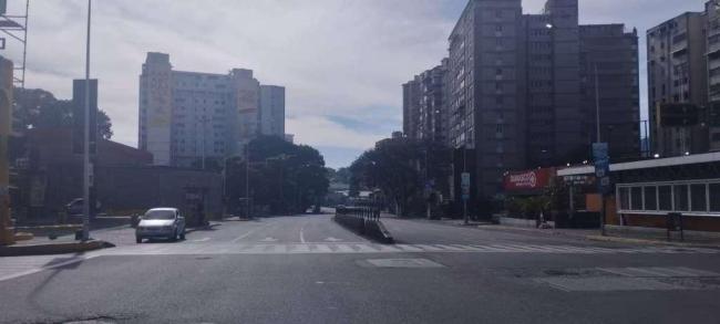 委内瑞拉首都药店超市排起长队 民众抢购囤货应对不确定性