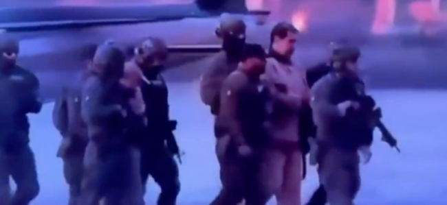 马杜罗“出庭”完整画面：跪着爬上囚车 拒绝美方指控