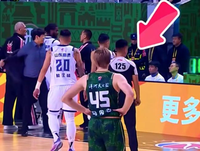 邱彪发怒为什么要摔衣服，郑昊燃犯规为什么要笑？ 争议判罚引发冲动