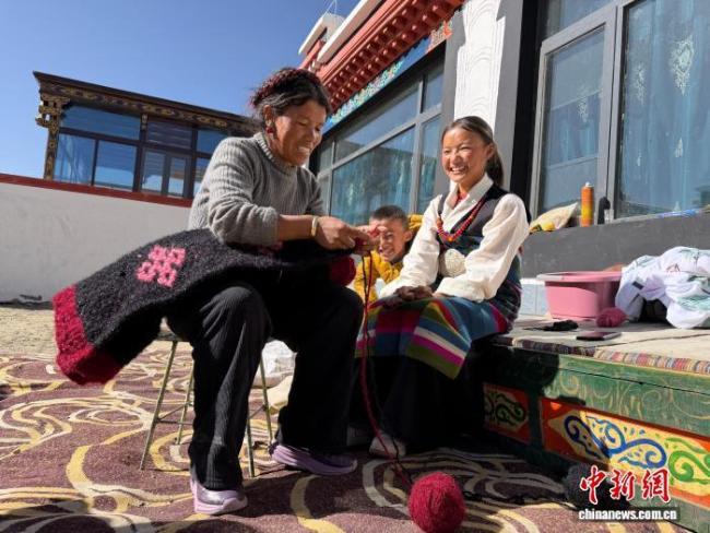 西藏定日震后一周年回访 新居迎新生