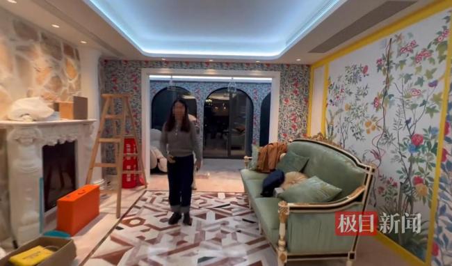 女子新房装玫红色入户门贴花壁纸 全网独一无二风格