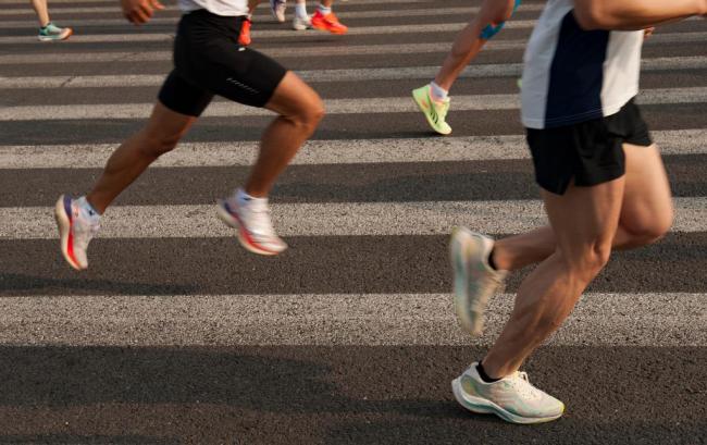 谁在“养活”中国的职业马拉松跑者 赛道内外的生存法则