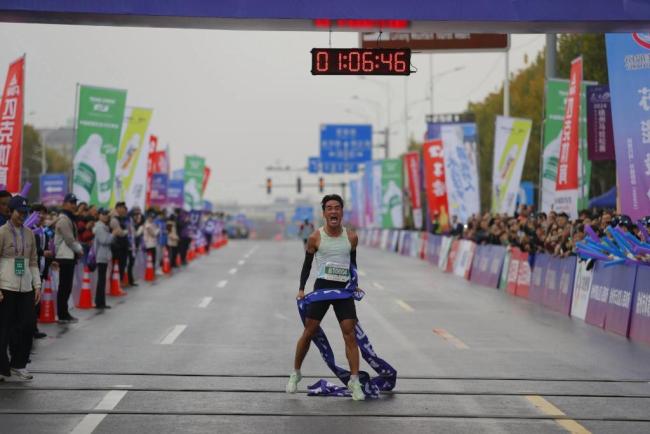 谁在“养活”中国的职业马拉松跑者 赛道内外的生存法则