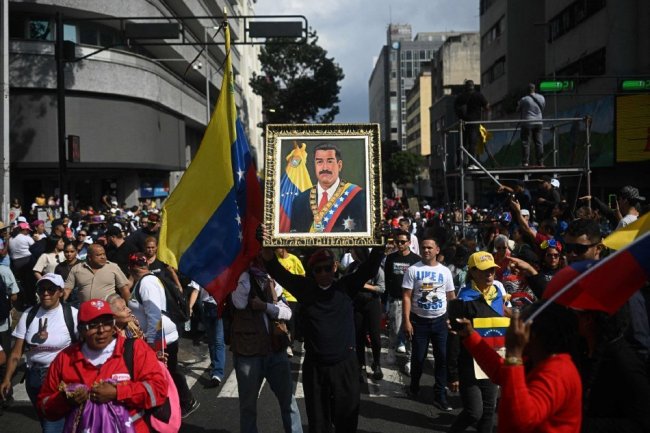委内瑞拉首都爆发大规模集会支持马杜罗