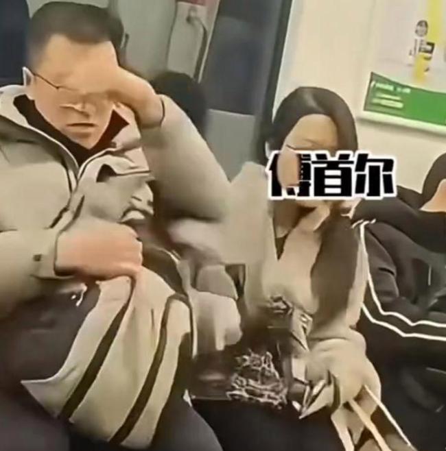 女子占三个座被提醒后情绪失控 霸座行为引众怒