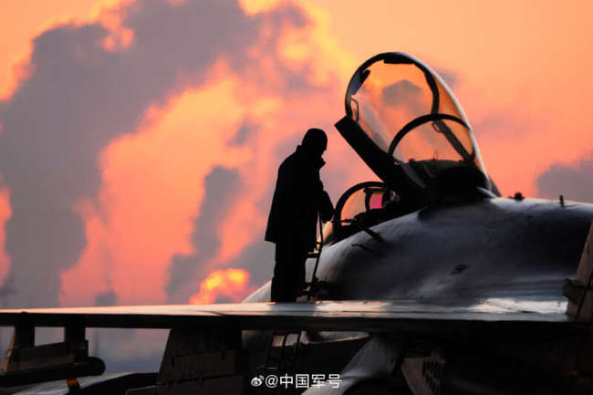 氛围感拉满！多架战机遨游空天 实战化训练提升协同作战能力