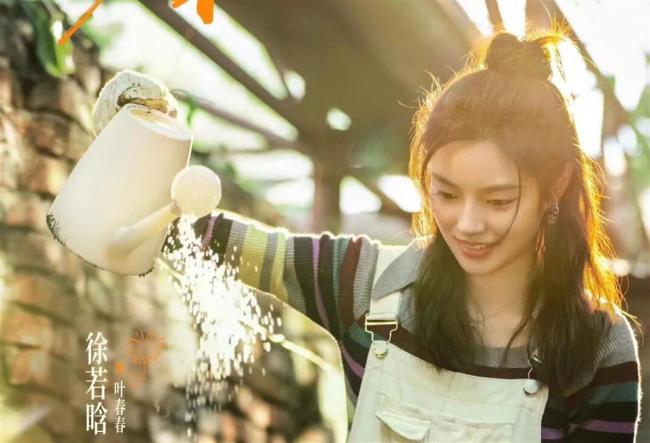 黄景瑜关晓彤岁月多情时双东说念主海报 土味深情引爆期待