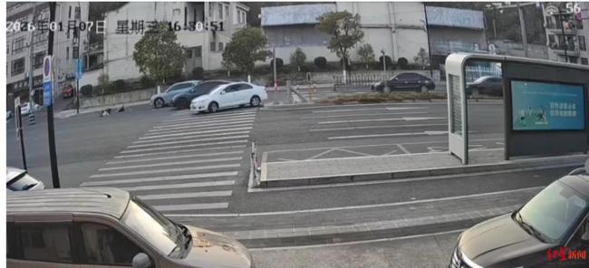 大人带两孩子走斑马线被撞倒 实情仅为大人轻伤