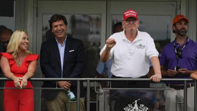 美媒体人卡尔森发出警告 美国备战世界大战