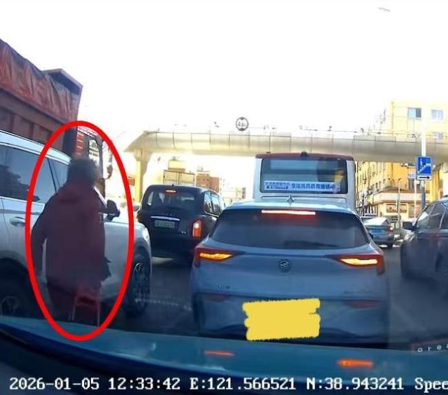 大连一老人遭大货车碾压身亡