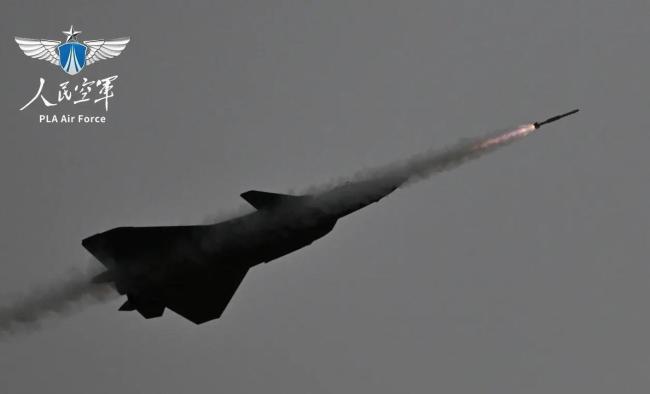 歼-20越肩发射霹雳-10画面震惊岛内 全向攻击新纪元
