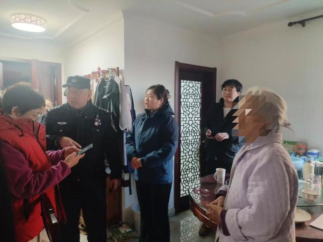 “警方”来电吓坏七旬老人,众人接预警登门揭骗局 社区书记智斗骗子