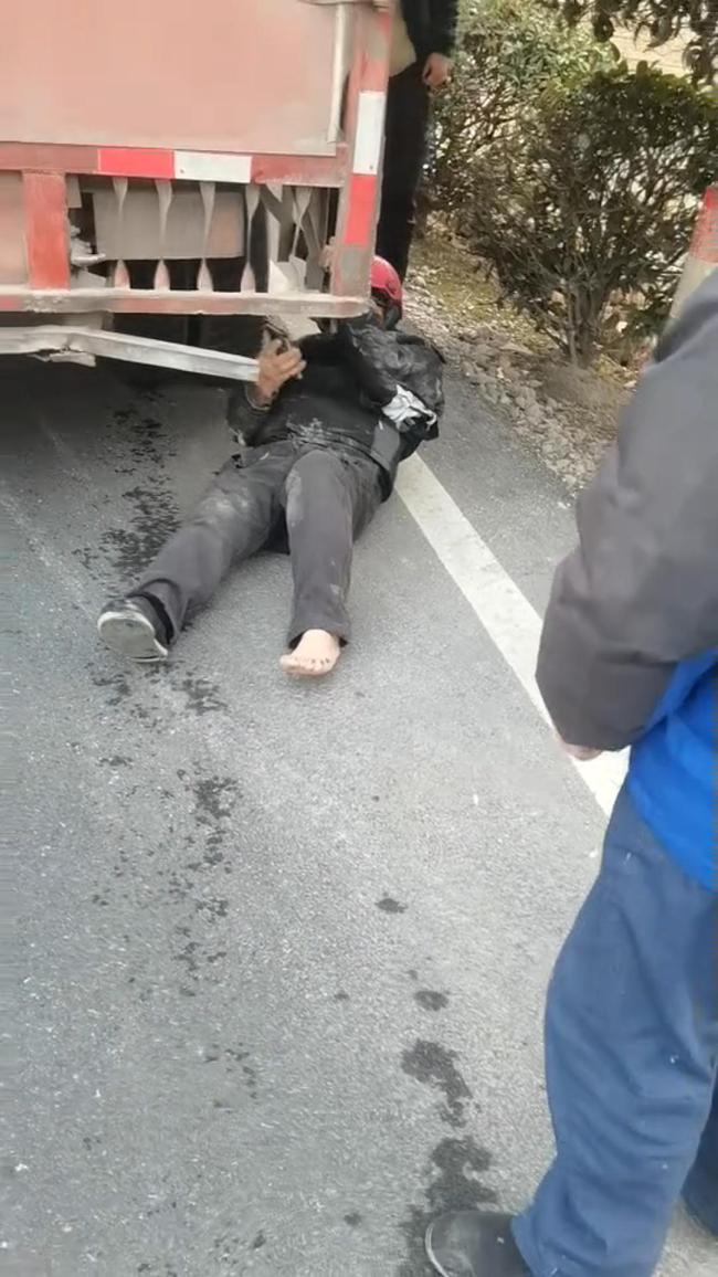 男子被货车拖行手指骨折 后车紧急拦停救援