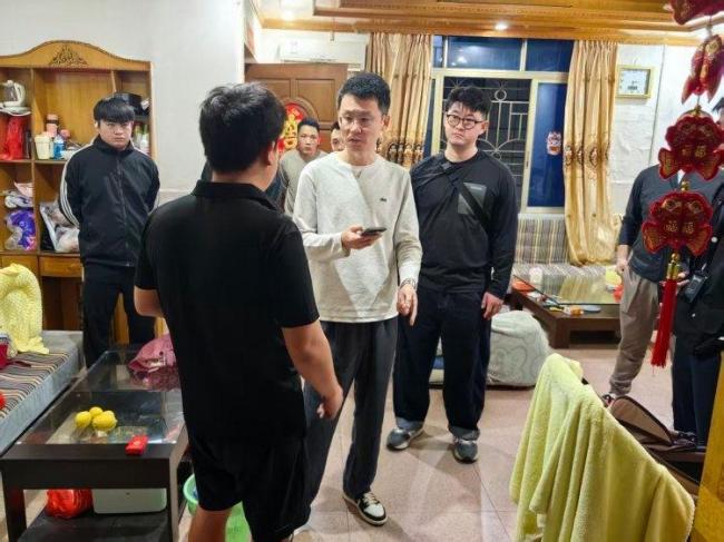 外籍保姆偷4万珠宝被抓 雇主也被罚