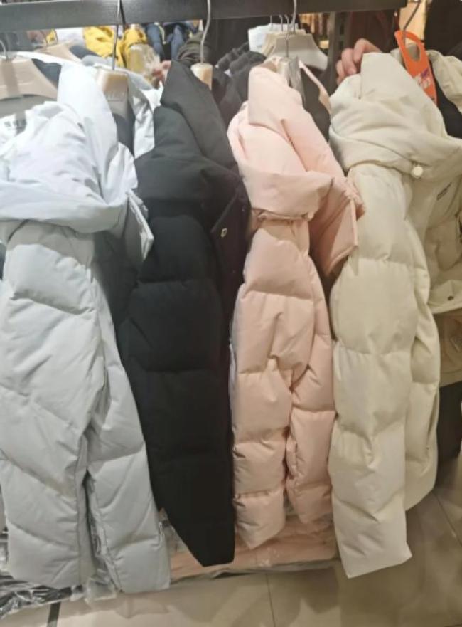超市羽绒服为何便宜 中产新宠引发抢购热潮