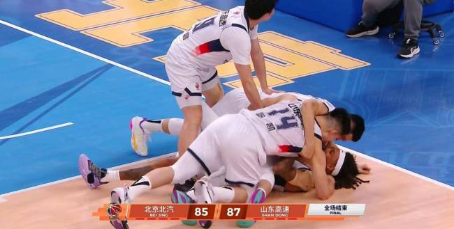 北京山东火爆突破完好缅想:周琦被隔扣+寻衅 大魔王发火两边吃T 北京队爆冷惜败