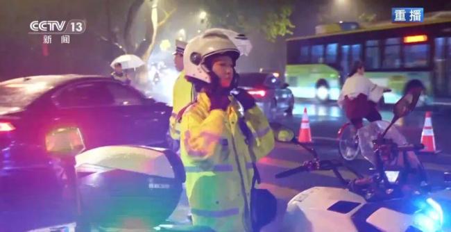 网红交警李语蔚当选2025最美“浙警” 柔性执法温暖人心