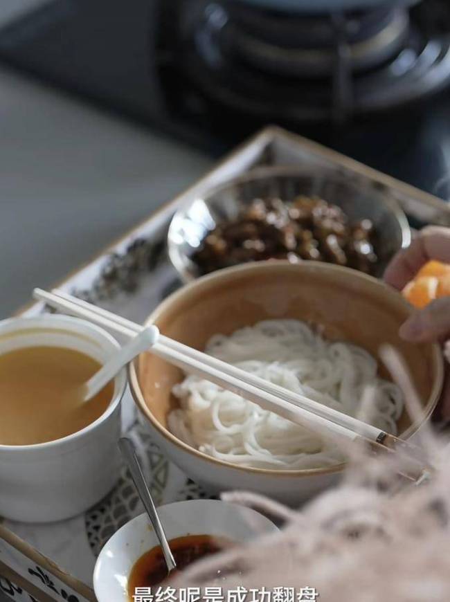 程晓玥自曝二胎孕期食量惊东谈主 周折后的幸福期待