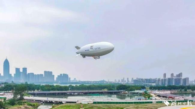 国产载人飞艇实现全国首次商业飞行 城市低空运营新突破