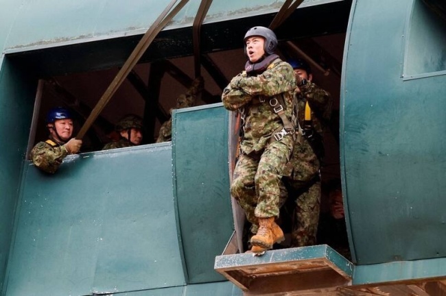 日本防卫大臣小泉进次郎体验模拟跳伞 新年训练祈平安