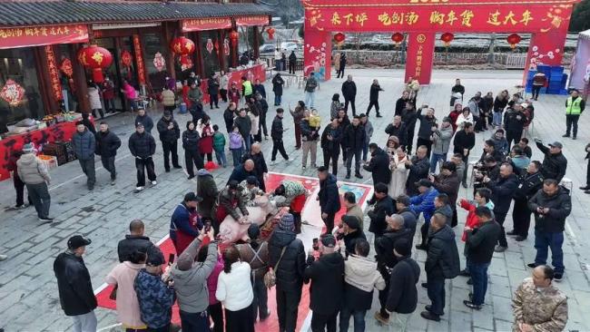 女子撒英雄帖网友赴约杀年猪 唤醒沉睡的年味