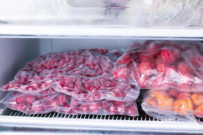 冰箱里的冻肉变成这样建议直接扔 年货季食品安全提示