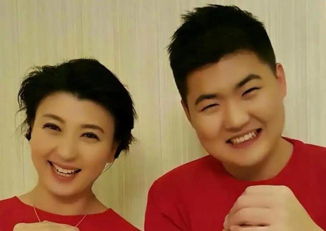 闫学晶的犬子被举报非法入学 特权争议引热议