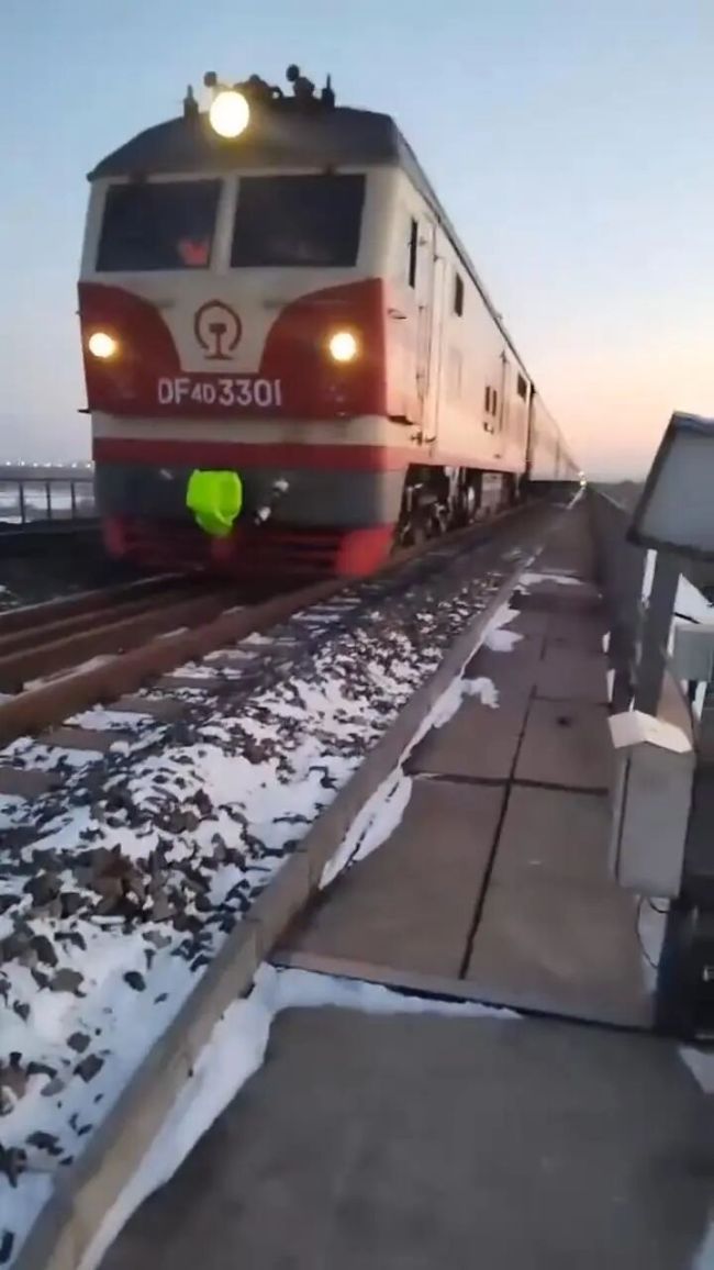 14岁学生为拍照逼停3辆列车 铁轨拦车被罚