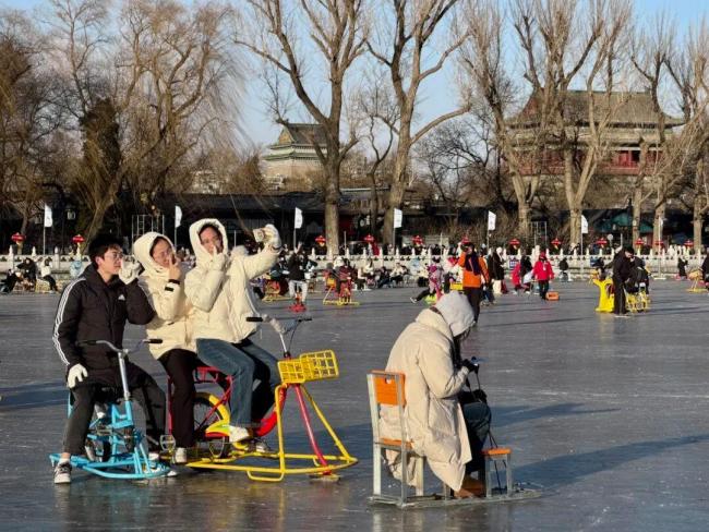 什刹海冰场鼓楼同框太出片 冰雪嘉年华欢乐启幕