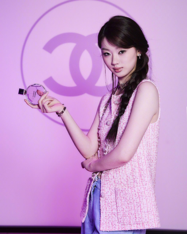 香奈儿官宣单依纯 新生代唱将的幸运与努力