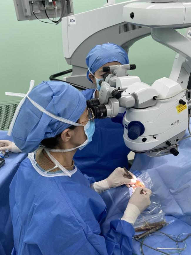 106岁爷爷10分钟手术重见光明 创下国内纪录