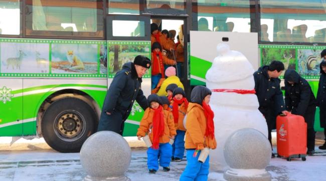 小砂糖橘和雾凇宝贝同框了