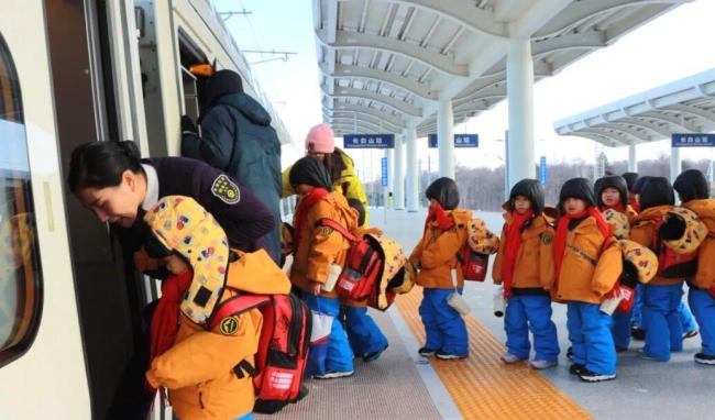 小砂糖橘和雾凇宝贝同框了 冬日记忆共绘美好