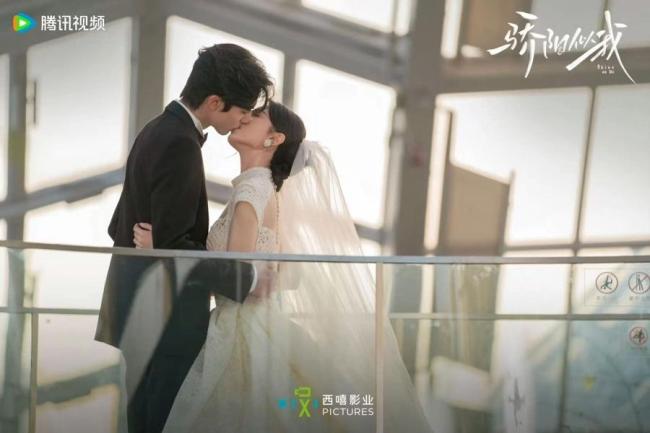 宋威龙赵今麦切蛋糕合照 甜蜜互动引爆现场