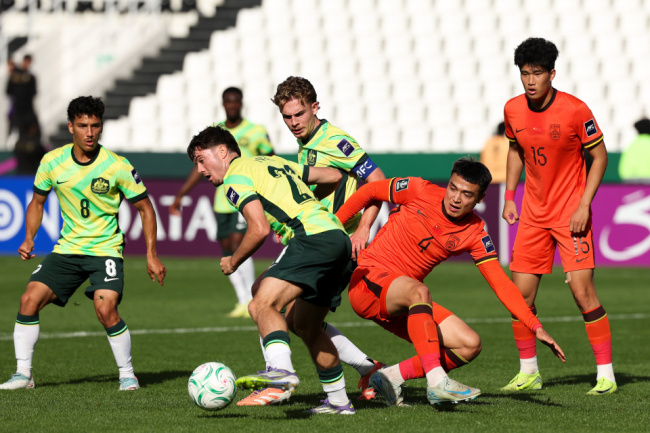 真脏！澳洲球员不讲武德多次肘击u23国足 澳主帅不满输球