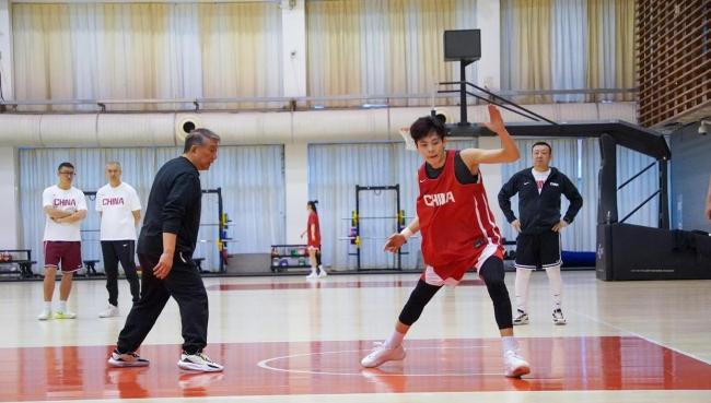 中国女篮最新训练画面出炉，刘禹彤首次入选 新时代阵容启航