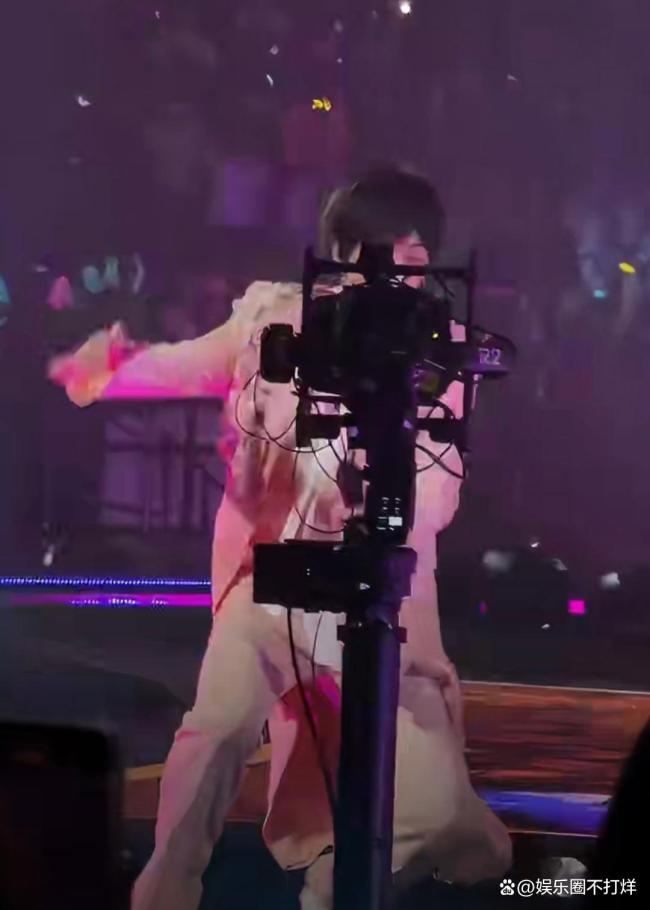 阿信扔掉让他摔了两次的粉色衣服 与霉运决裂