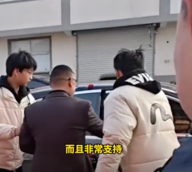 男子回应再婚被双胞胎儿子送上婚车 真情赢得祝福