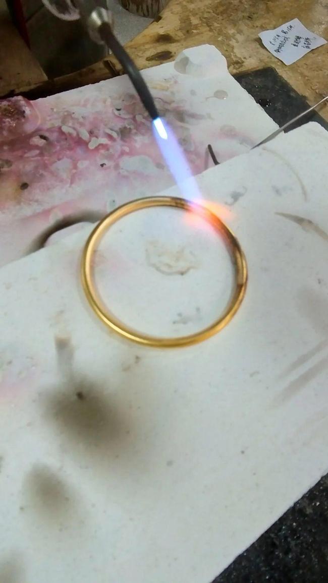 黄金回收店抹洗洁精致纯金变黑 揭秘不良商家压价套路