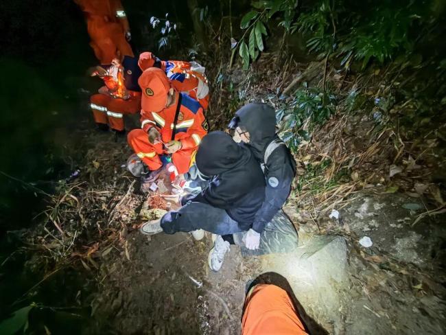 两名女子跟随驴友徒步 因体力不支被弃荒野