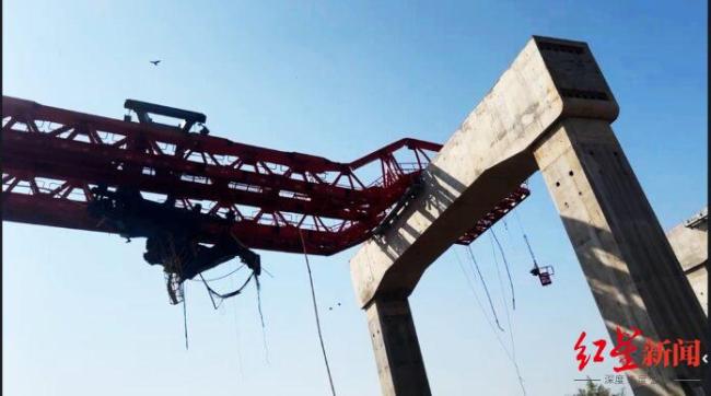 泰国施工起重机砸中火车致22死70伤 现场惨状令人痛心