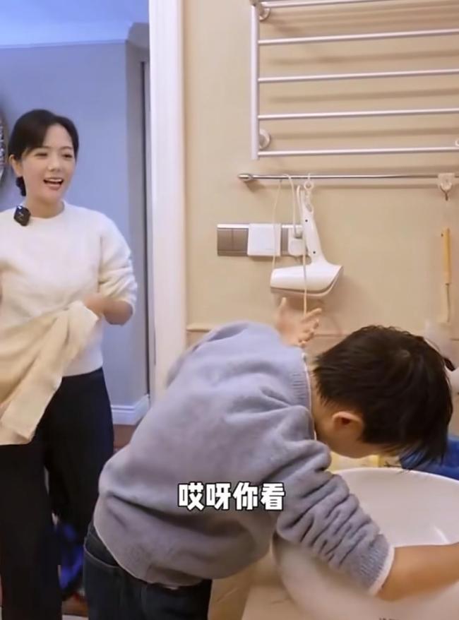 汪涵杨乐乐11岁儿子正脸 全家福曝光引猜测