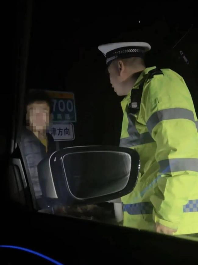 夫妻高速遇陌生男拦车并爬上引擎盖 惊险一幕引发关注